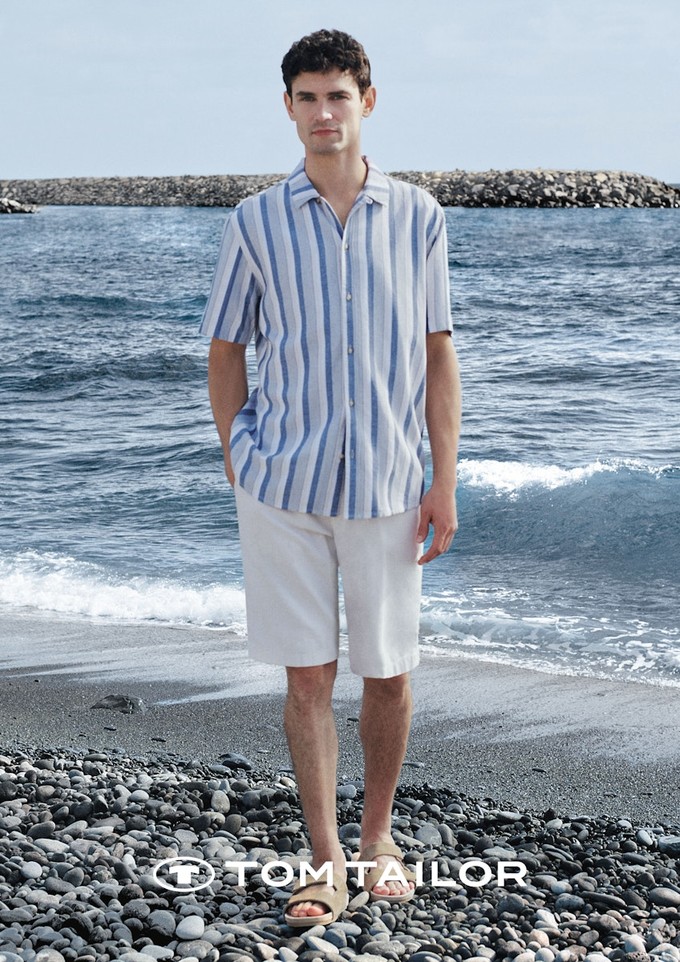 Tom Tailor Sommerhemd kurzärmelig weiß mit breiten hellblauen Streifen Männersommerhemd hellblau weiß gestreift kurze Stoffhose weiß kurze weiße Chino Mode Martin Allgäu | © Tom Tailor